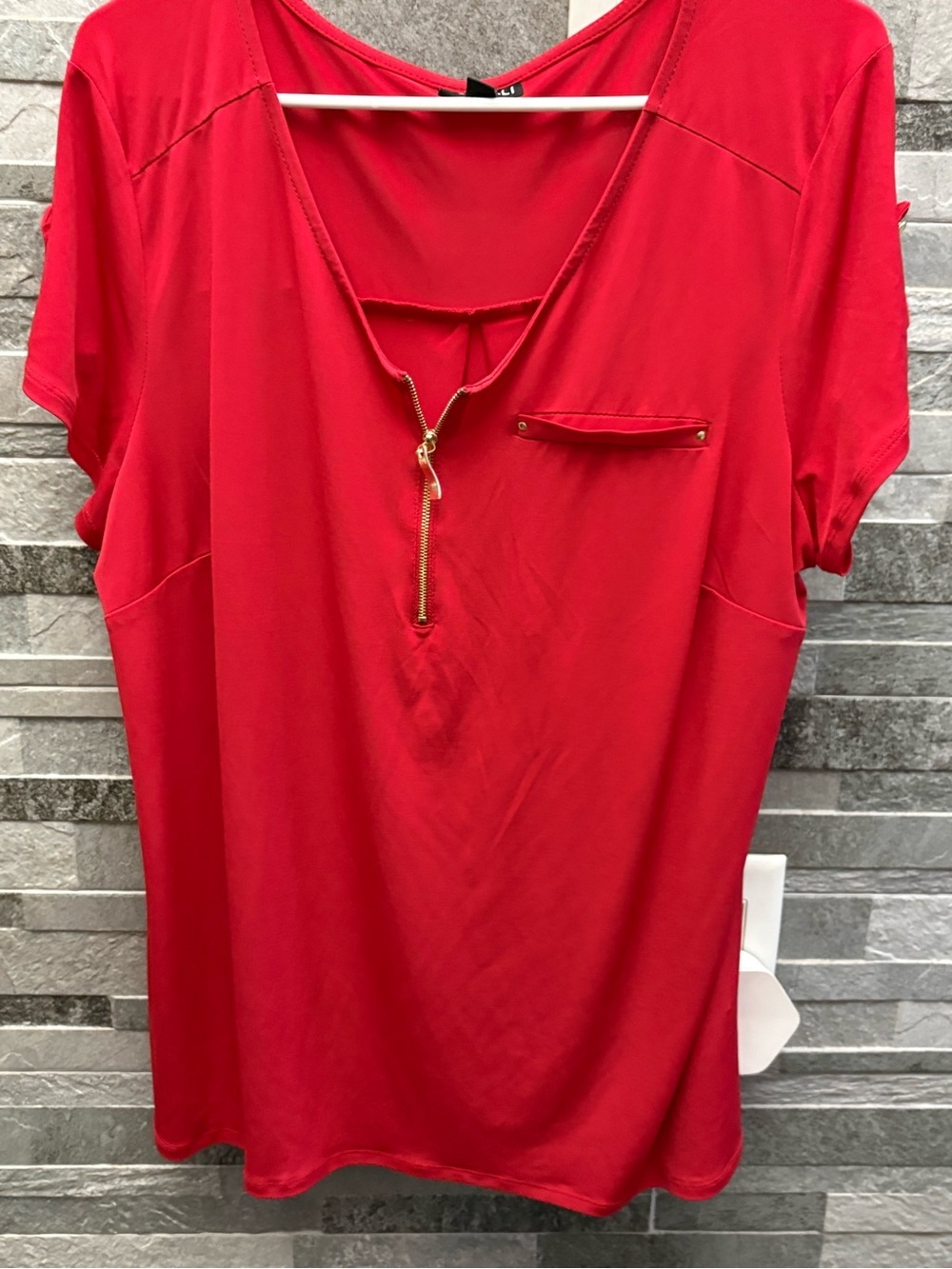 Roz & Ali Red Short-Sleeve Zip-Pocket Tee